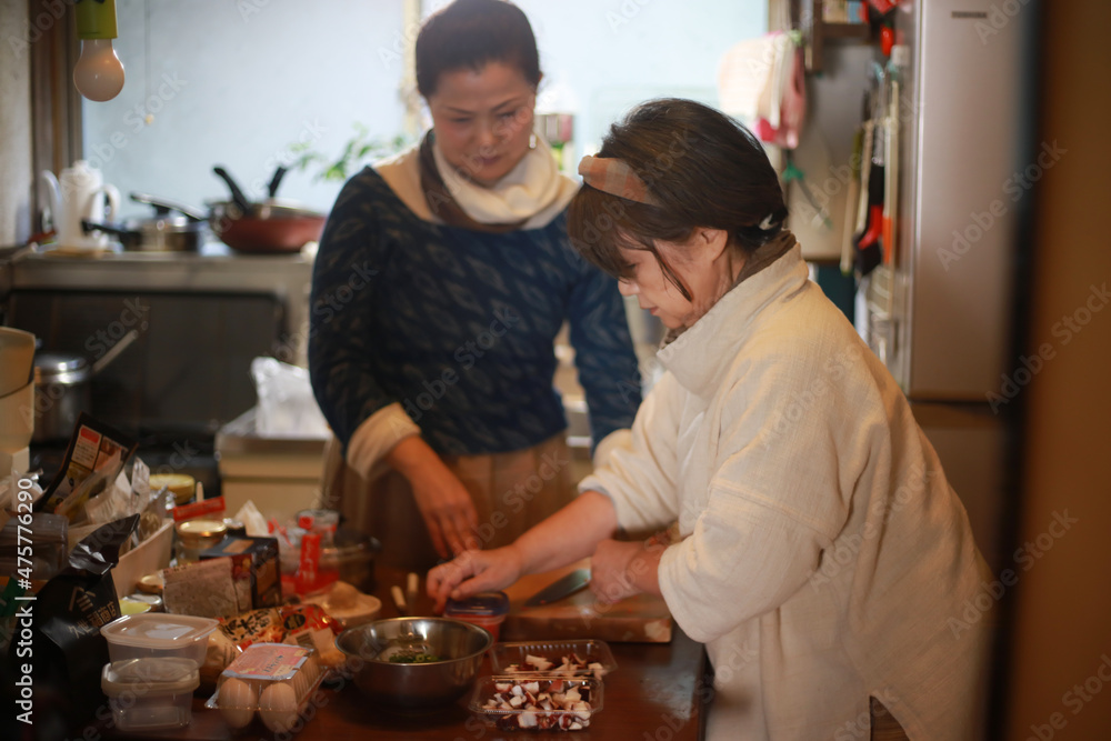 料理する女性 料理する女性