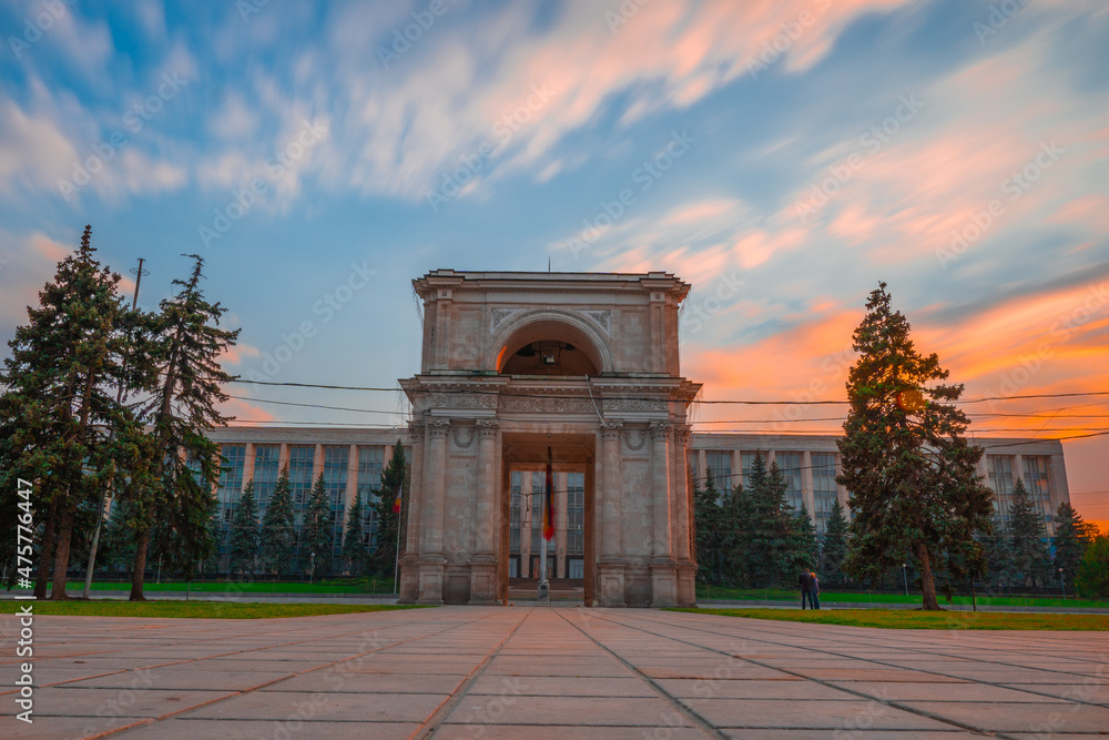 Obraz na płótnie Cathedral Park gate under a blue cloudy sky with long exposure in Chisinau, Moldova w salonie