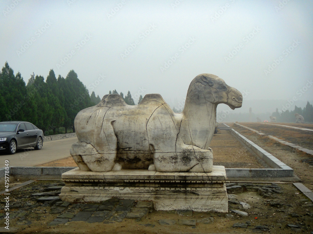 Stone statues on both sides of the Shinto of the imperial mausoleum, an ancient Chinese Architecture