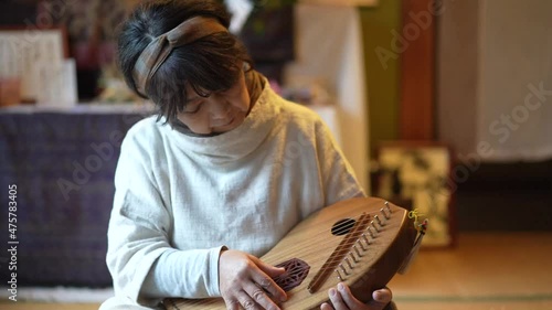 真琴を弾く女性 photo