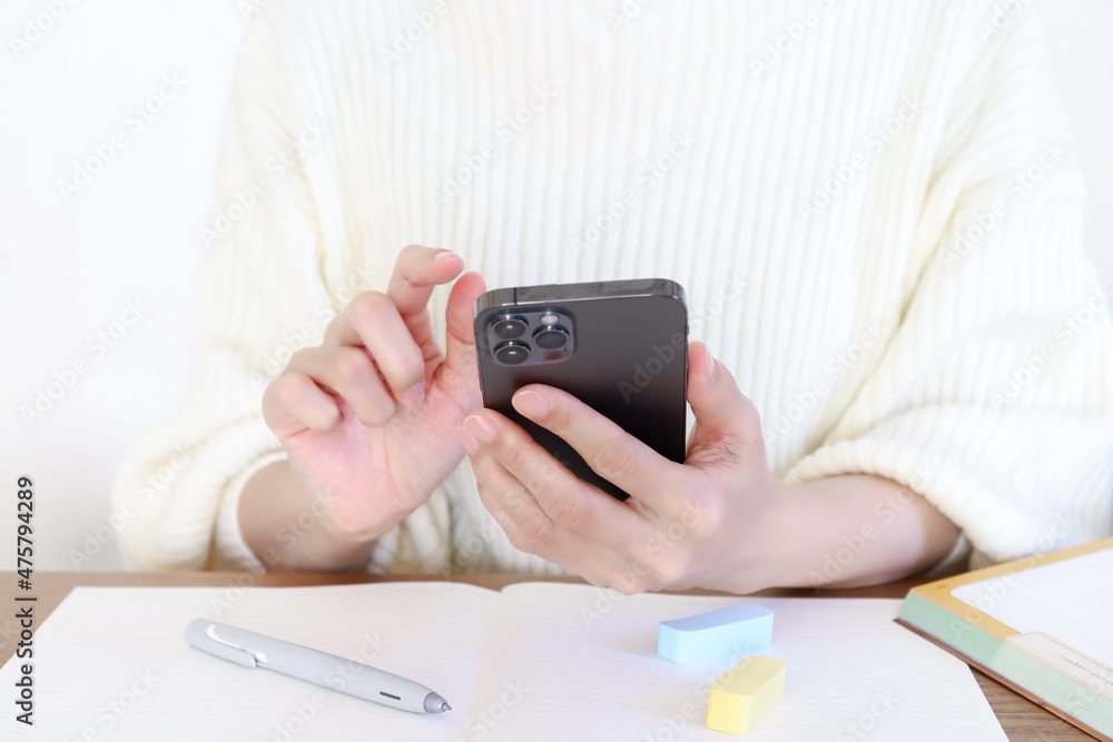 スマホを触る手元 オンライン学習イメージ スマホを触る手元 オンライン学習イメージ