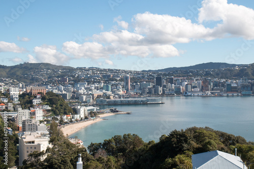 Obraz na plátně Wellington waterfront from Mount Victoria on a beautiful sunny day with a view o