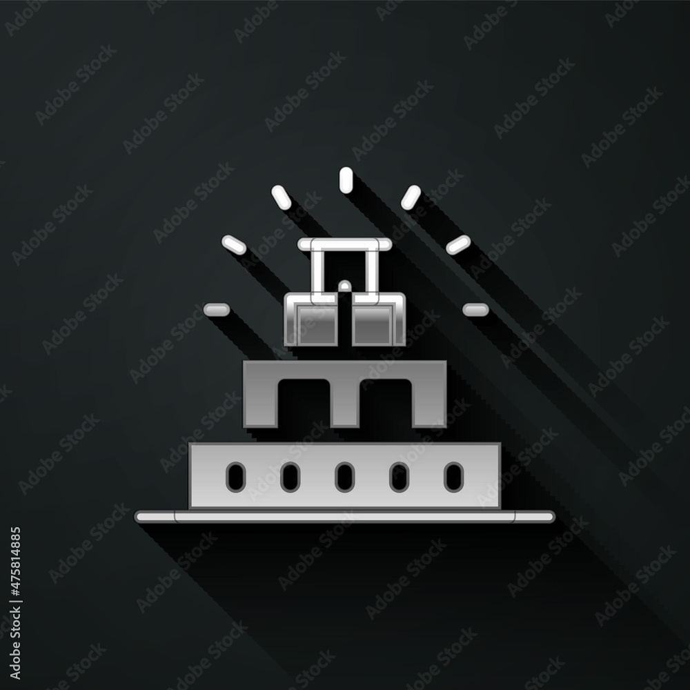 Obraz premium Silver Chichen Itza in Mayan icon isolated on black background. Ancient Mayan pyramid. Famous monument of Mexico. Long shadow style. Vector