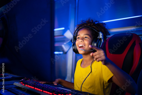 Quadro su tela Young African American gamer just won the video game tournament and celebrating