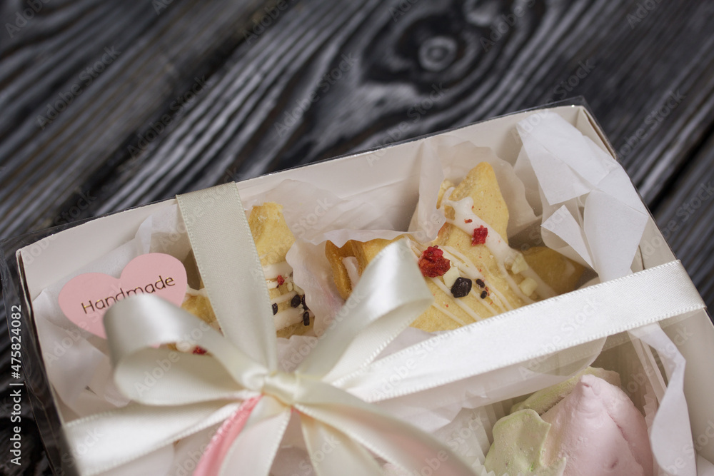 Marshmallow sandwiches decorated with chocolate and freeze-dried strawberries. Zephyr in the form of tulips. In a gift box. Close-up shot. Marshmallow sandwiches decorated with chocolate and freeze-dried strawberries. Zephyr in the form of tulips. In a gift box. Close-up shot.