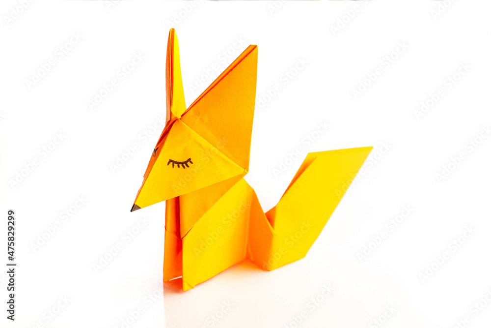 Naklejka premium A fox origami with white background