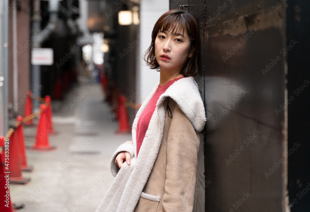 Fototapeta premium 悩む女性