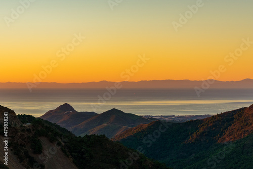 amanecer a contraluz en la costa del sol visto desde la monta  a  Oj  n Andaluc  a Espa  a 