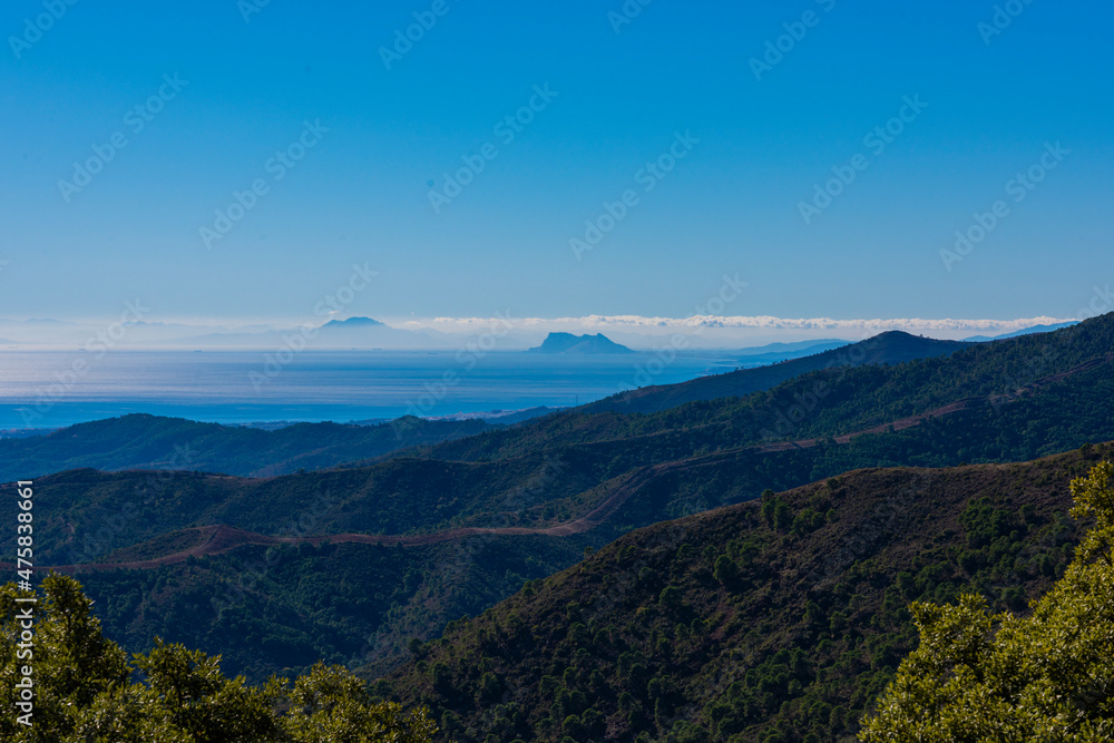 paisaje de montaña con el mar al fondo a contraluz  Marbella Andalucía España	