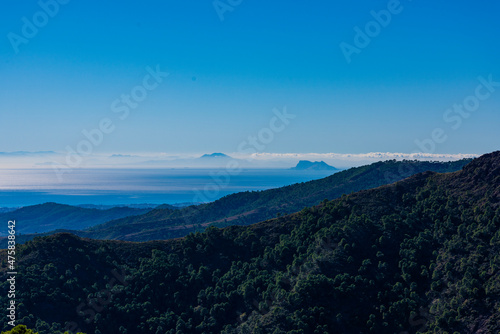 paisaje de montaña con el mar al fondo a contraluz Ojén Andalucía España 