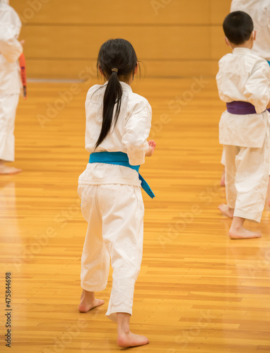 教室で空手を練習している小学生たちの姿