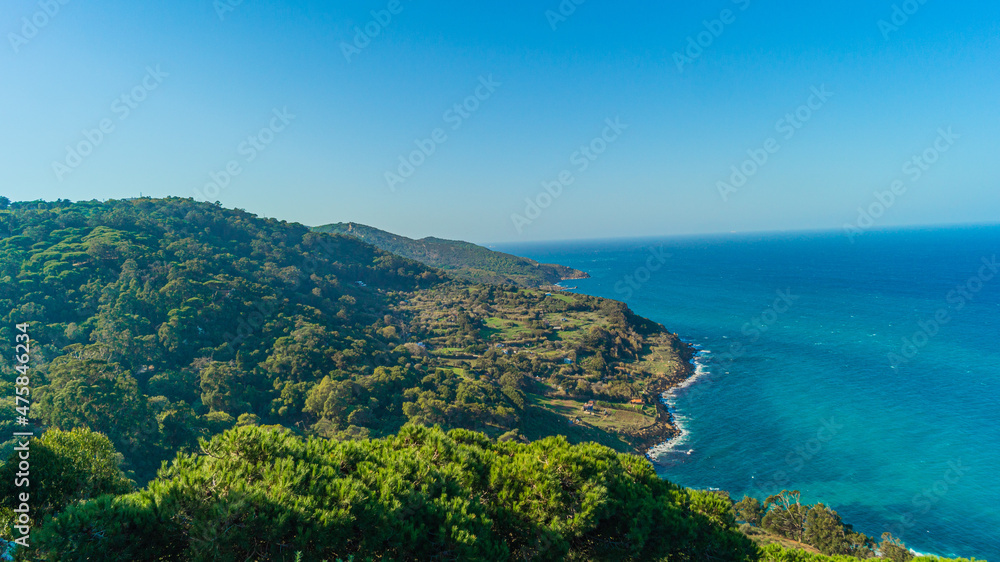 Fototapeta premium view of the sea and mountains
