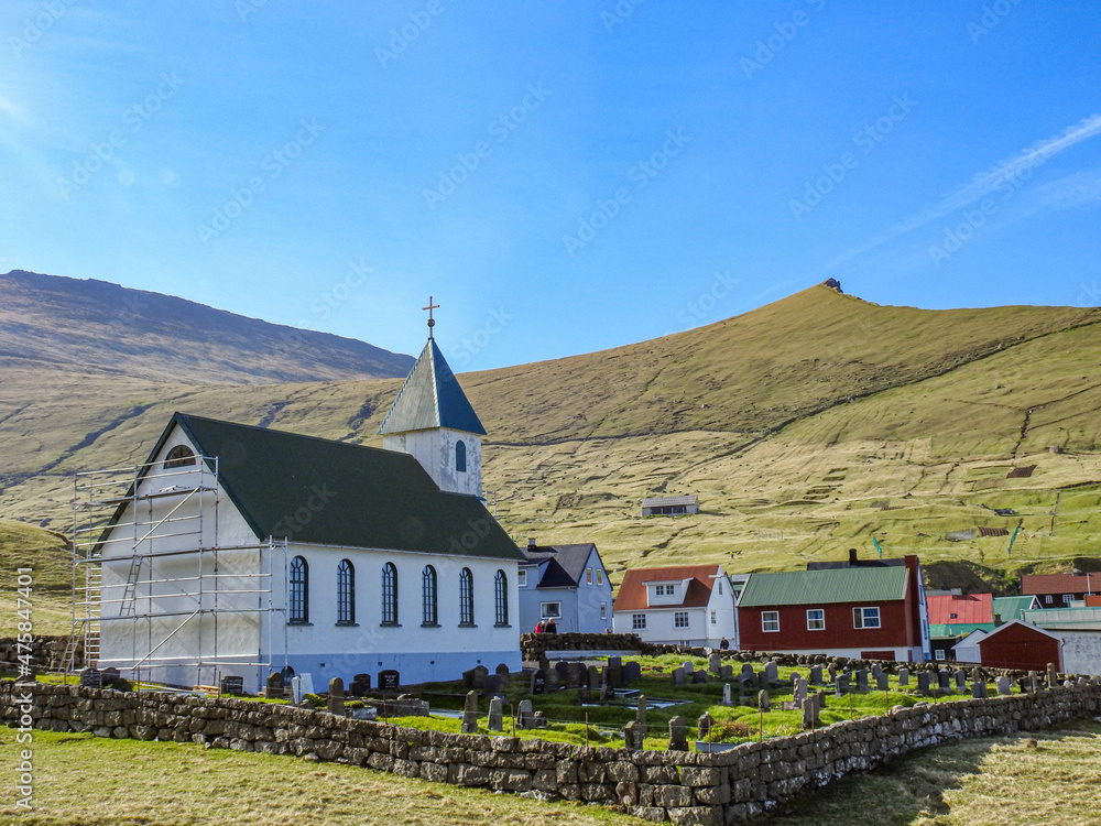 Die Kirche und der Friedhof in Gjogv, Insel Eysturoy, Färöer-Inseln