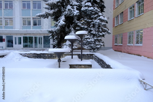 фонтан занесённый снегом в городе снег зима зима в городе здания вечер деревья путешествия россия людей нет