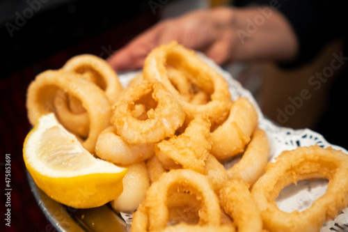 Konstfotografi calamares a la andaluza fritos para restaurante