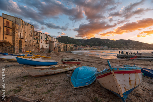 Tramonto sulle barche da pesca nella spiaggia di Cefalù, Sicilia	