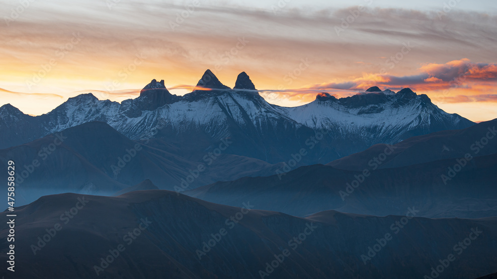 Scenic view of Aiguilles d'Arve mountain against a beautiful sunrise sky - obrazy, fototapety, plakaty 