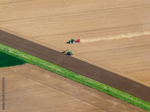 vue aérienne d'un tracteur dans un champ à Mesnil-Verclives dans l'Eure en France