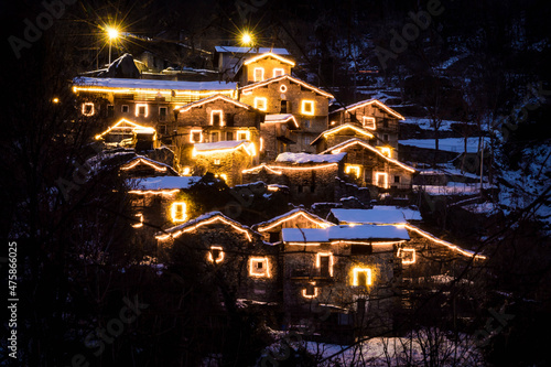 Piccolo borgo in veste natalizia