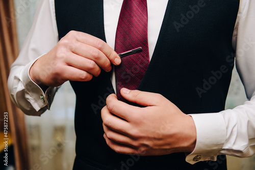 Bilde på lerret wedding, the groom gets dressed, fastens a button on his sleeve