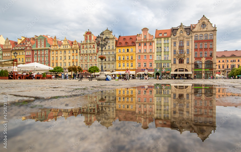 Obraz premium Wroclaw, Poland - due to the frequent rain, in Wroclaw you can easely find water pools, and use them to make nice shots. Here in particular the mirror effect in the Old Town