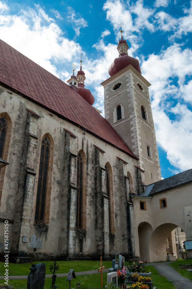 Blick auf die Längstseite einen Klosters. mit einem kleinen Teil eines Friedhofes