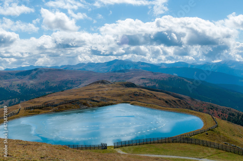 Künstlich angelegter Teich in den Bergen von Österreich. Blick auf die berge und den wolkigen Himmel © lucky  photographer