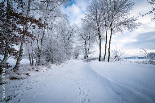 Winterlandschaft - Schneebedeckte Wege, Landschaften und Felder