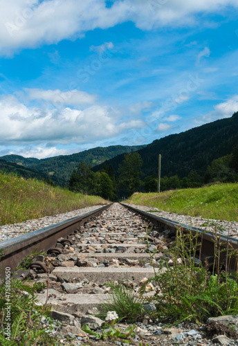 Der Weg ins Irgendwo. Perspektivischer Blick von Bahnschienen, die scheinbar in einen Wald führen. © lucky  photographer