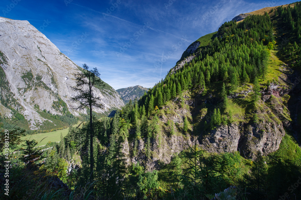 Sommerstimmung in Morgen Sonne im Karwendelgebirge in den österreichischen Alpen mit Blick auf den Großen Ahonboden und Bergen