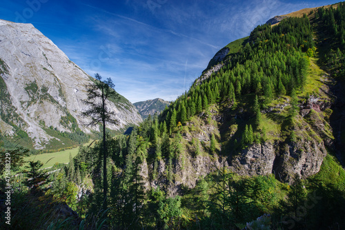 Sommerstimmung in Morgen Sonne im Karwendelgebirge in den   sterreichischen Alpen mit Blick auf den Gro  en Ahonboden und Bergen