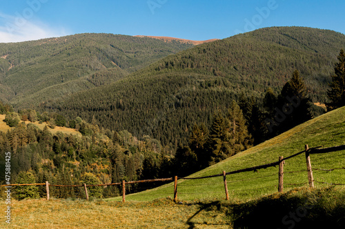 Einfacher hölzerner Zaun an einer Weide vor der bergigen Landschaft der Steiermark