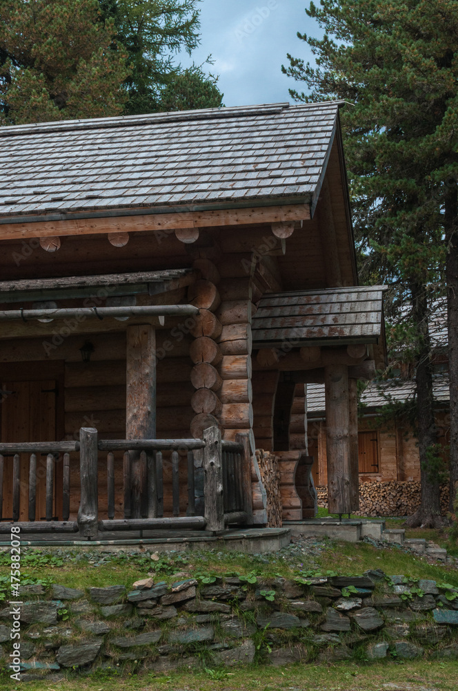 Einsame Blockhütte mit Terrasse und Vordach mitten im Wald gelegen. Einsame Blockhütte mit Terrasse und Vordach mitten im Wald gelegen.