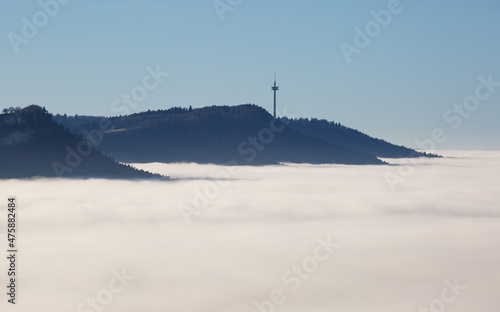 Plettenberg auf der Schwäbischen Alb umgeben vom Nebel (Zollernalbkreis). Die darunter liegende Ortschaften nicht sichtbar. 
