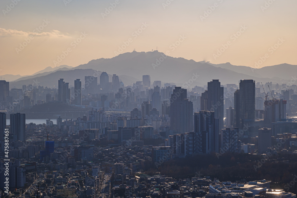 Fototapeta premium Cityscape of Seoul, South Korea from the top of mountain in the daytime