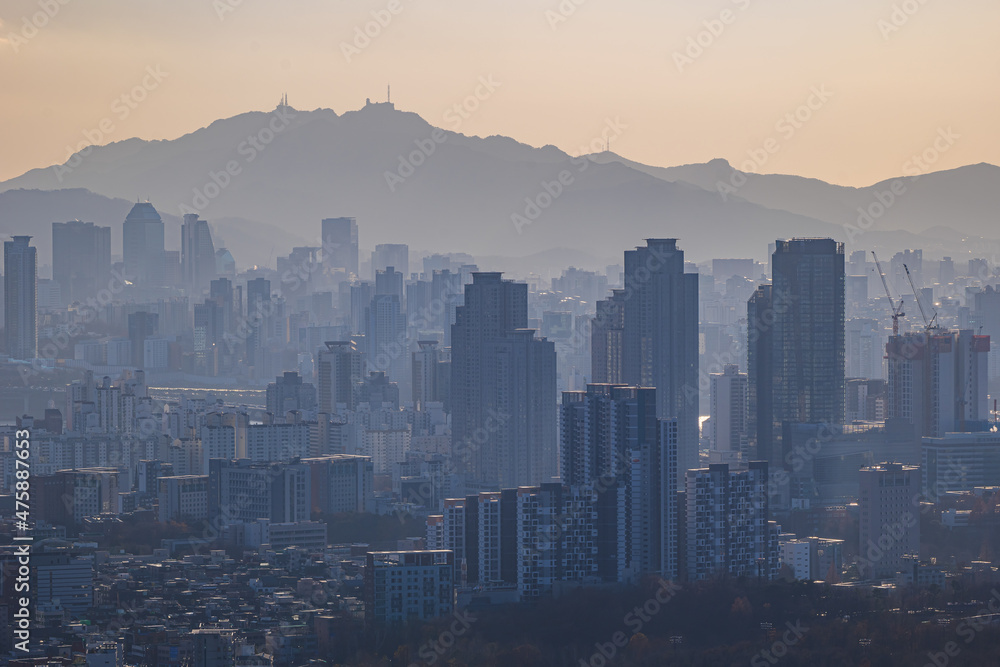 Obraz premium Cityscape of Seoul, South Korea from the top of mountain in the daytime