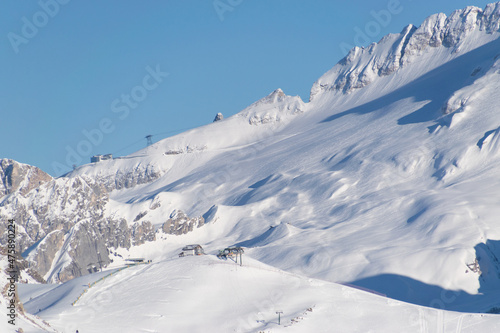 Panorama sul Ghiacciaio della Marmolada in inverno, paesaggio innevato verso le vette e le piste da sci di Canazei in Trentino © Davide
