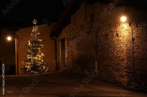 Visione notturna dell'albero di Natale nel nucleo di Savosa in Canton Ticino, Svizzera.