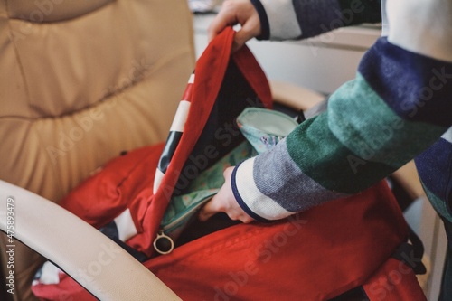 Dziecko pakujące plecak przed wyjściem do szkoły