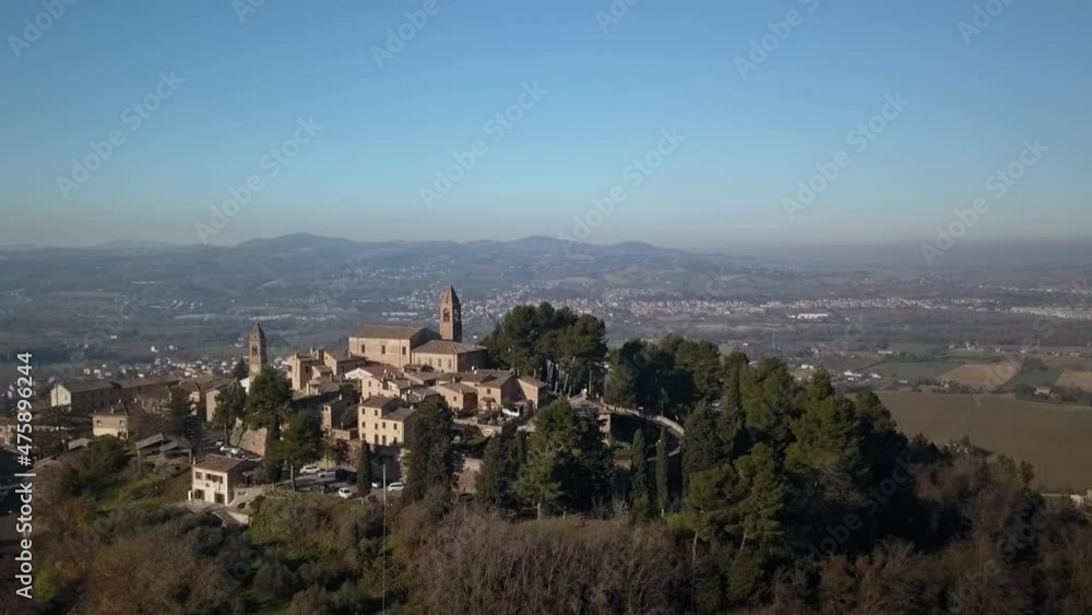 Italia, dicembre 2021- vista aerea del borgo medievale di Montemaggiore al Metauro nella provincia di Pesaro e Urbino nella regione Marche Italia, dicembre 2021- vista aerea del borgo medievale di Montemaggiore al Metauro nella provincia di Pesaro e Urbino nella regione Marche