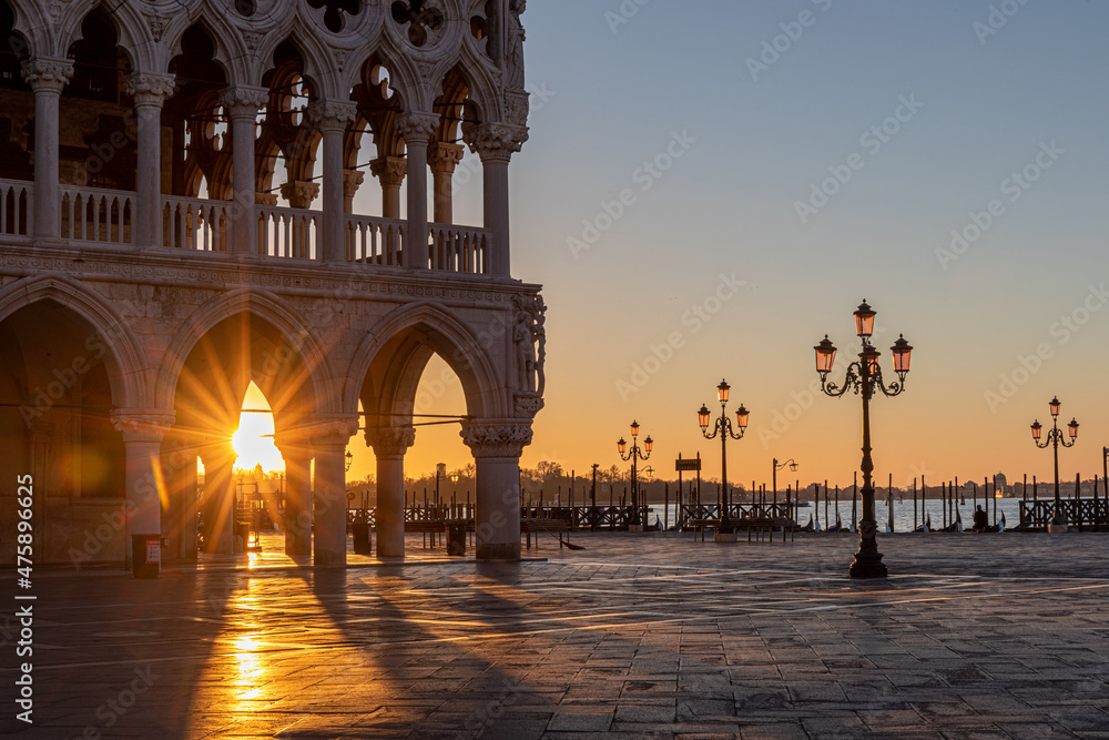 Beautiful sunrise on San Marco square, Venice Italy - obrazy, fototapety, plakaty 