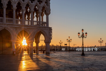 Keuken achterwand Romantische stijl Zonsopkomst op San Marcoplein Venetië  © Denis Scarpante/Wirestock