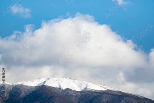 晴れた日の雪の鉢伏山 © kikisora
