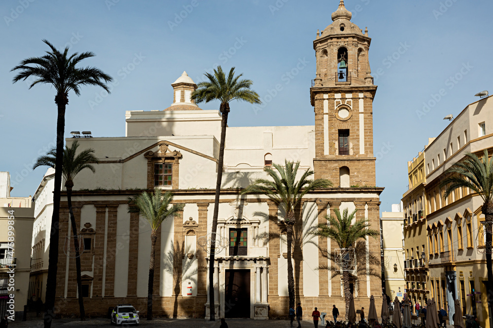 Plaza con iglesia de Santiago Apóstol en Cádiz, España.