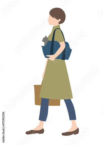 犬をキャリーバッグに入れて運ぶ女性（動物病院・災害避難・ペット旅行のイメージに） © yuko sakuragi 