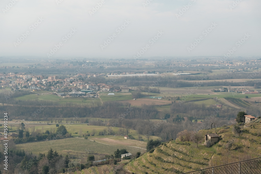 Il panorama dalle colline di Montevecchia in Lombardia.