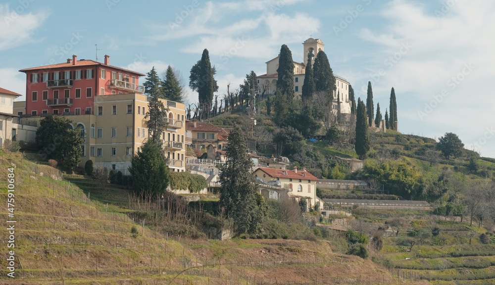 Il borgo di Montevecchia Alta sulla cima dell'omonima collina in provincia di Lecco, Italia.