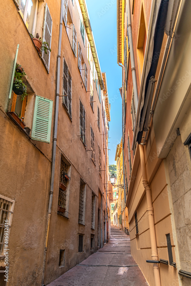 Ruelle étroite aux couleurs ocre dans le Vieux Nice sur la Côte d'Azur