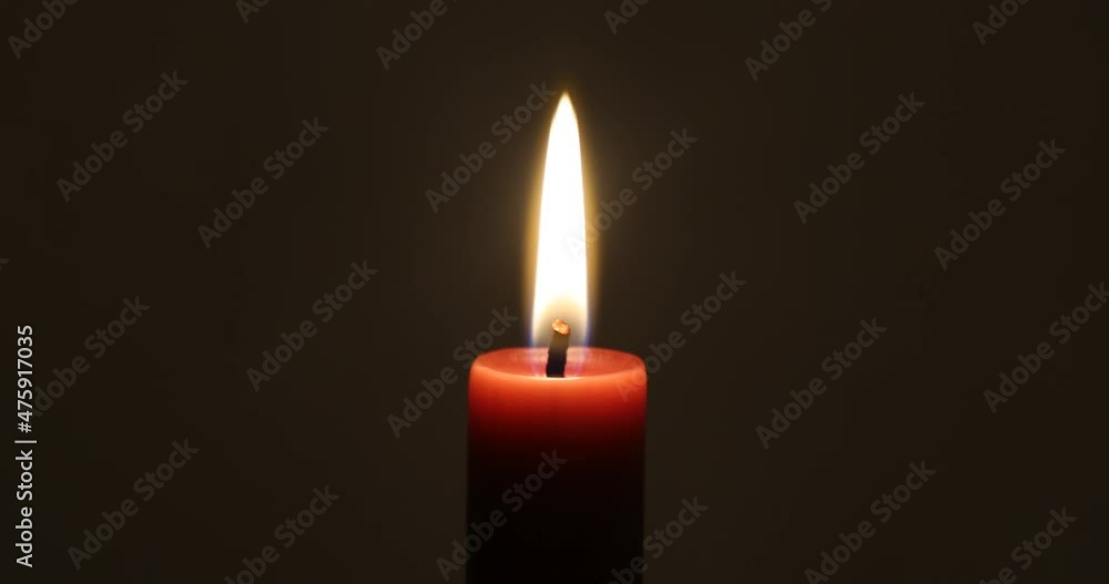 Flackernde brennende Kerze mit sich bewegender Flamme Flackernde brennende Kerze mit sich bewegender Flamme