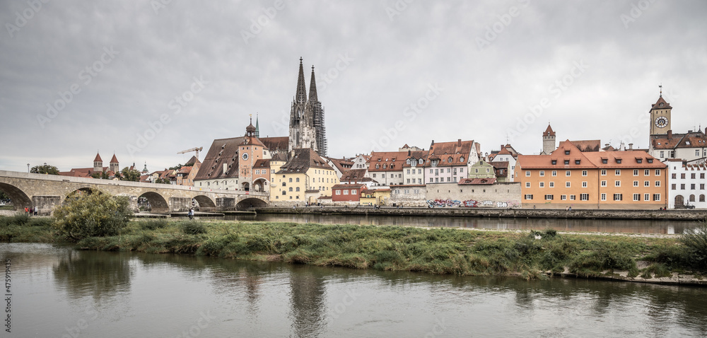 Obraz premium Regensburg mit der Steinernen Brücke in Bayern